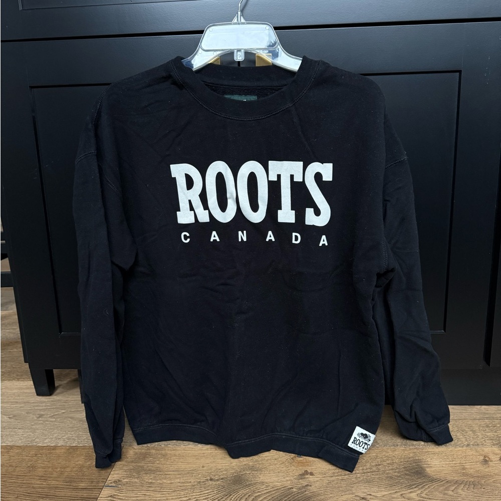 Roots Canada black crewneck sweatshirt